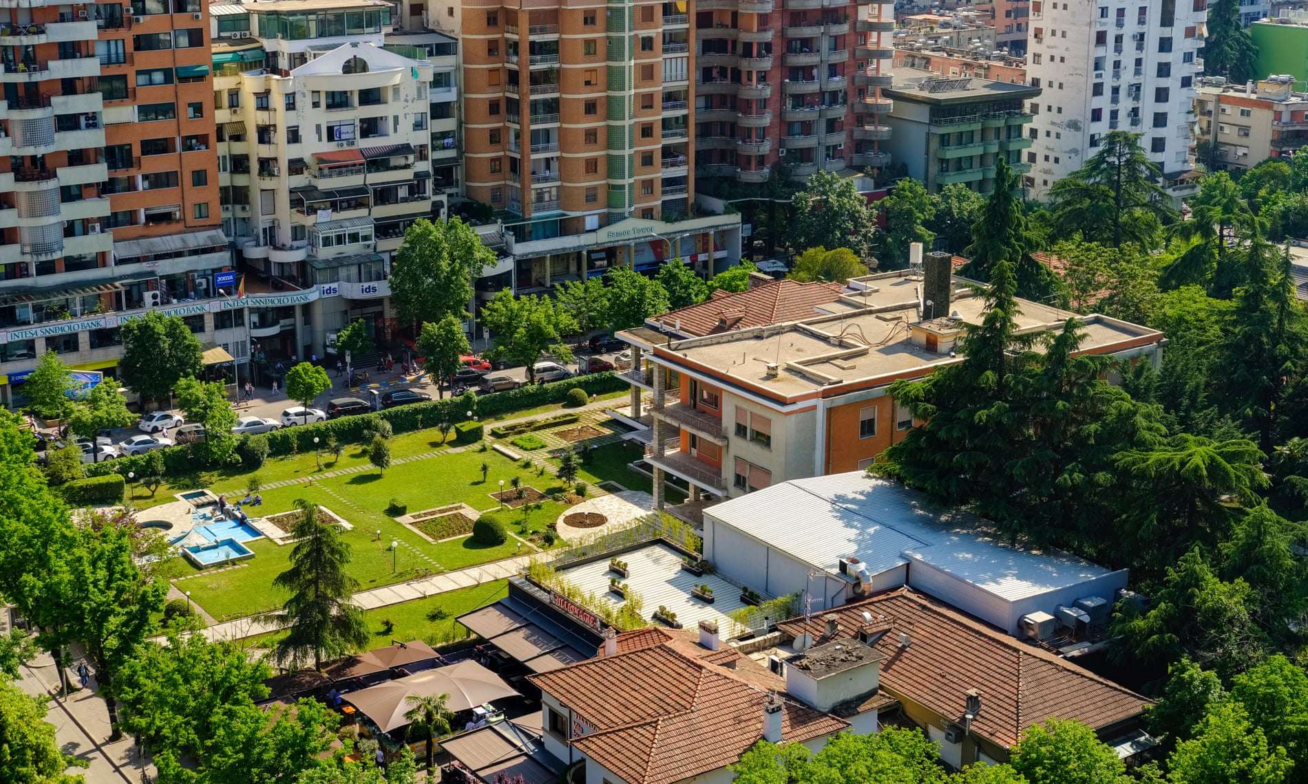 “The Guardian” reportazh për vilën e Enver Hoxhës (FOTO)