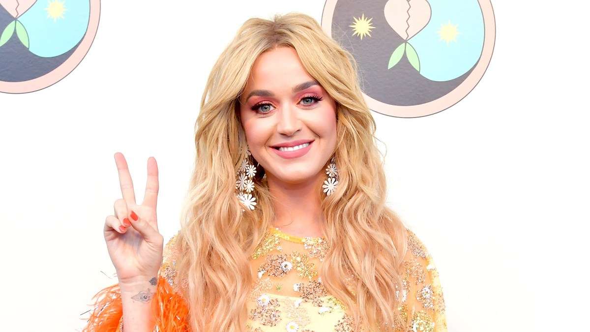 Katy Perry me një fustan shumëngjyrësh shkon në restorant