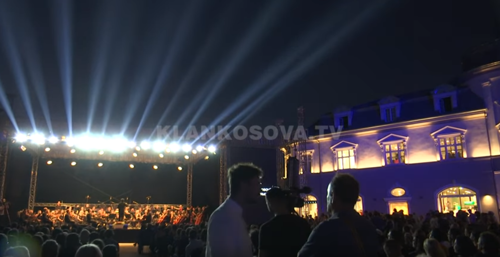Filhamornia me koncert në qendër të Prishtinës (VIDEO)