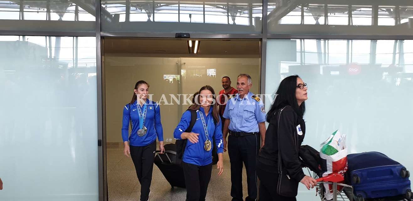Triumfuesit e xhudos sjellin trofetë në shtëpi (FOTO)