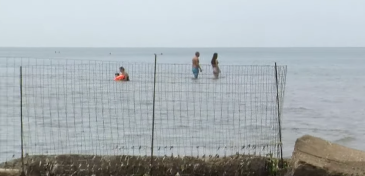 Plazhet te mali i Robit rrethohen me gardhe e beton (VIDEO)