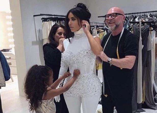 Rrobat e Kim Kardashian dizajnohen nga vajza e saj
