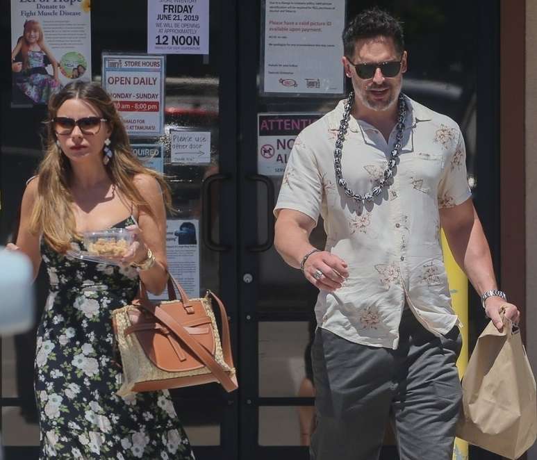 Sofia dhe Joe shijojnë pushimet në Hawaii (FOTO)