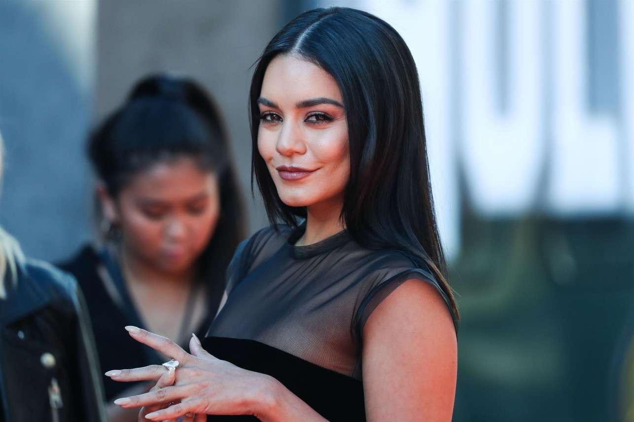 Vanessa Hudgens e tregon unazën e fejesës në tapetin e kuq