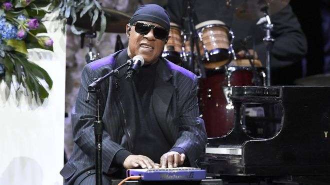 Stevie Wonder do të kryejë transplant të veshkave
