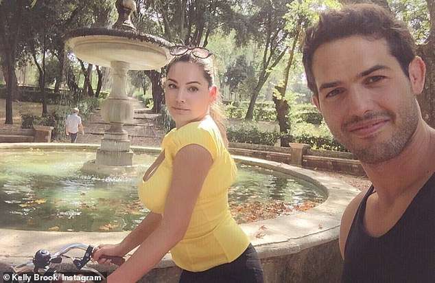 Bashkë me të dashurin, Kelly Brook shijon pushimet në Romë (FOTO)