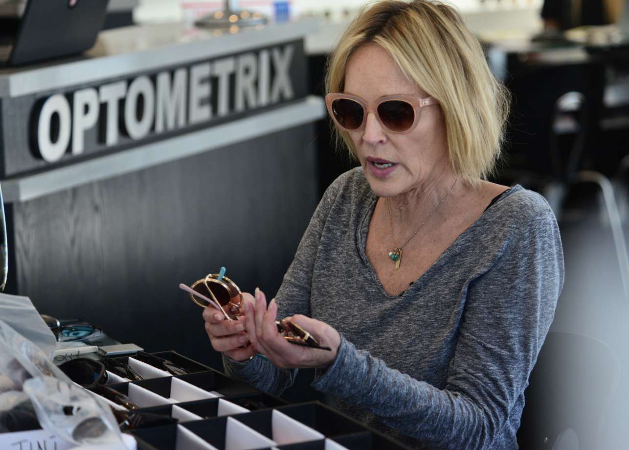 Sharon Stone blen hiç më pak se 20 palë syze të reja