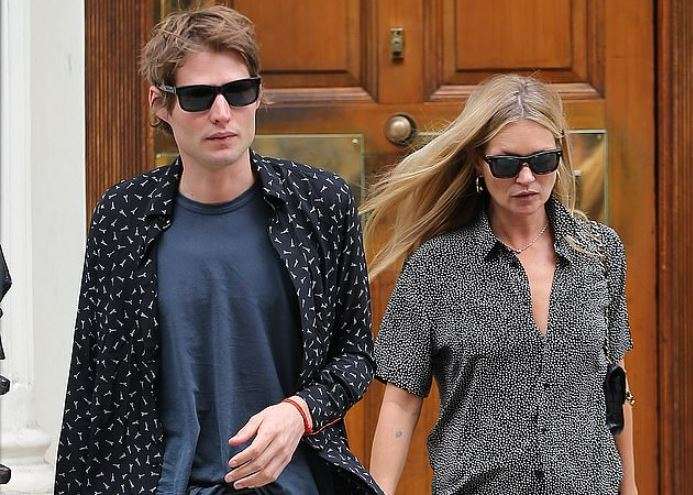 Kate Moss në Paris me të dashurin 13 vjet më të ri