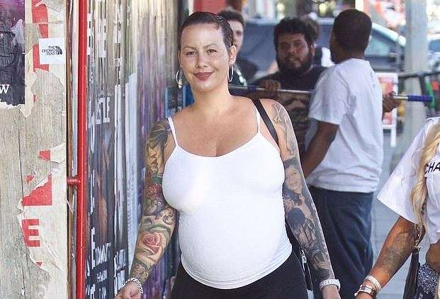 Nën shkëlqimin e shtatzënisë - Rose ec rrugëve të Hollywoodit