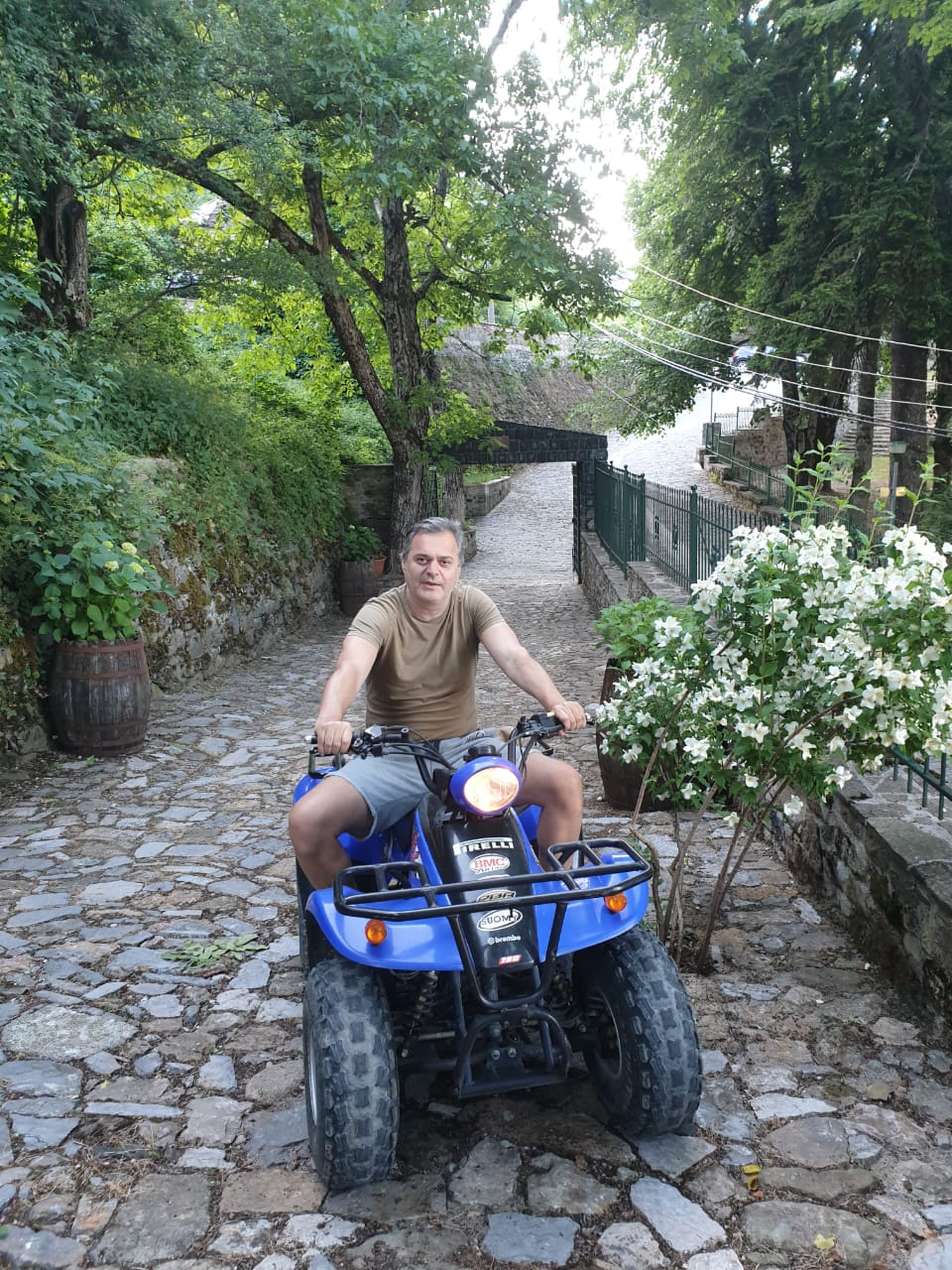 Të gjithë në det, Ben Blushi në mal