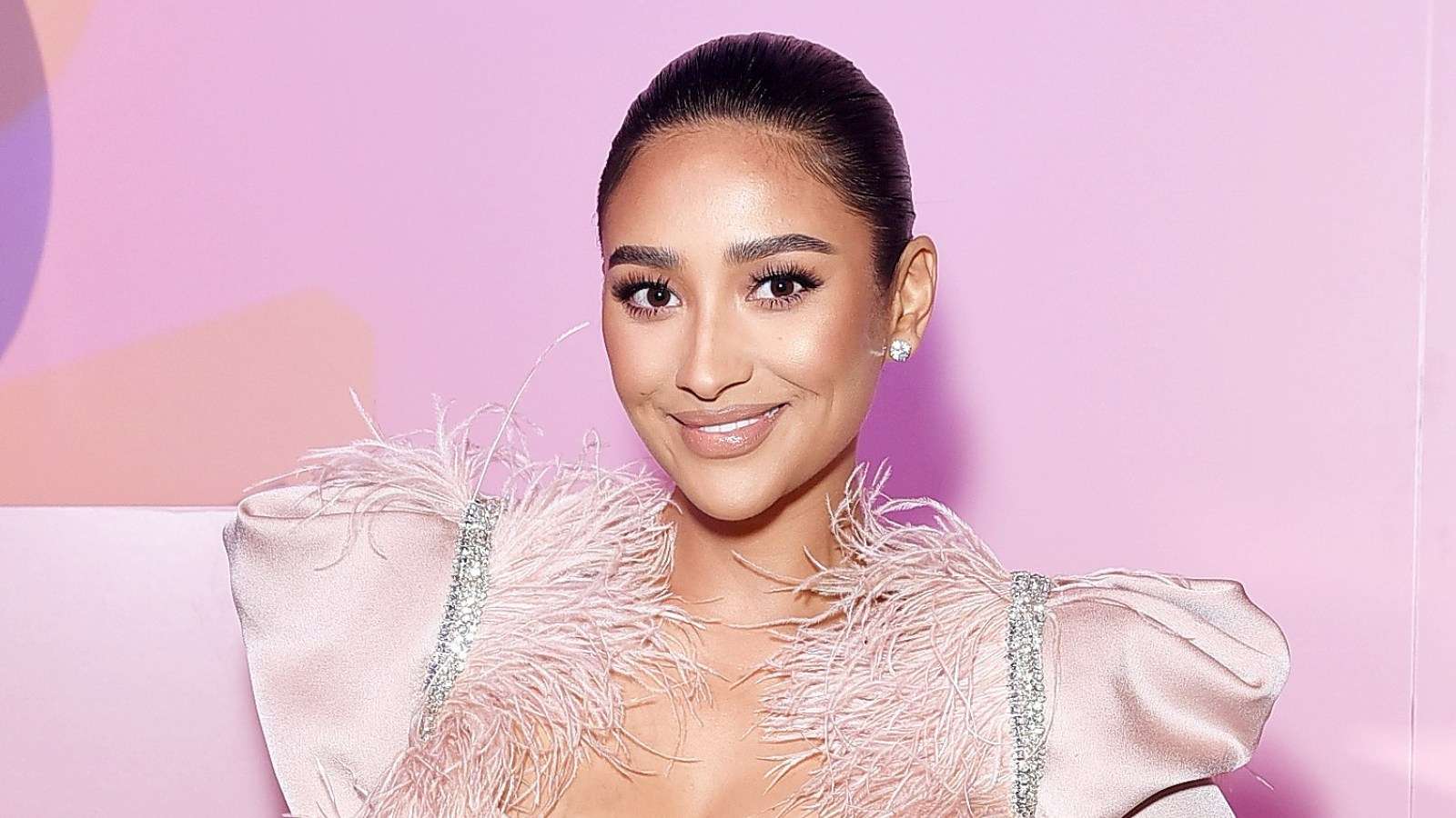 Shay Mitchell, sexy mama!