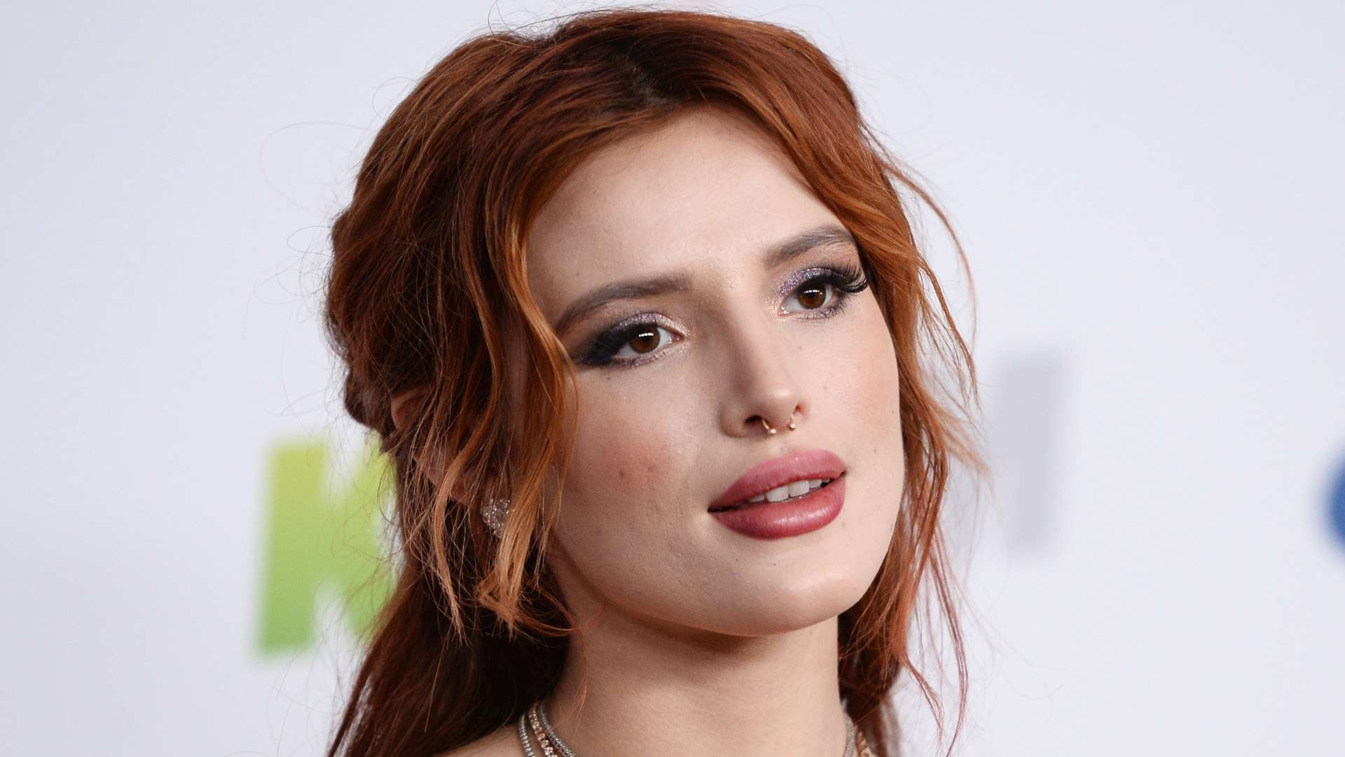 Bella Thorne bën tatuazh gjigant (FOTO)