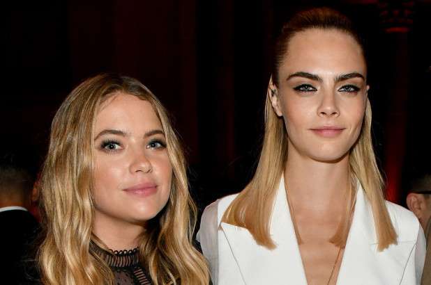 Cara Delevingne dhe e dashura bëjnë tatuazhe me inicialet e njëra-tjetrës