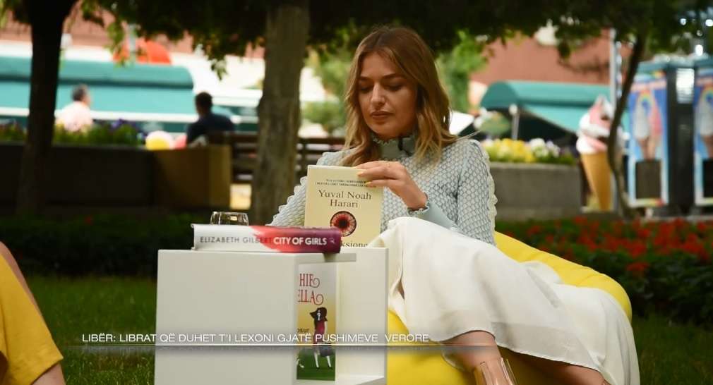Librat që duhet t'i keni afër vetes gjatë pushimeve (VIDEO)
