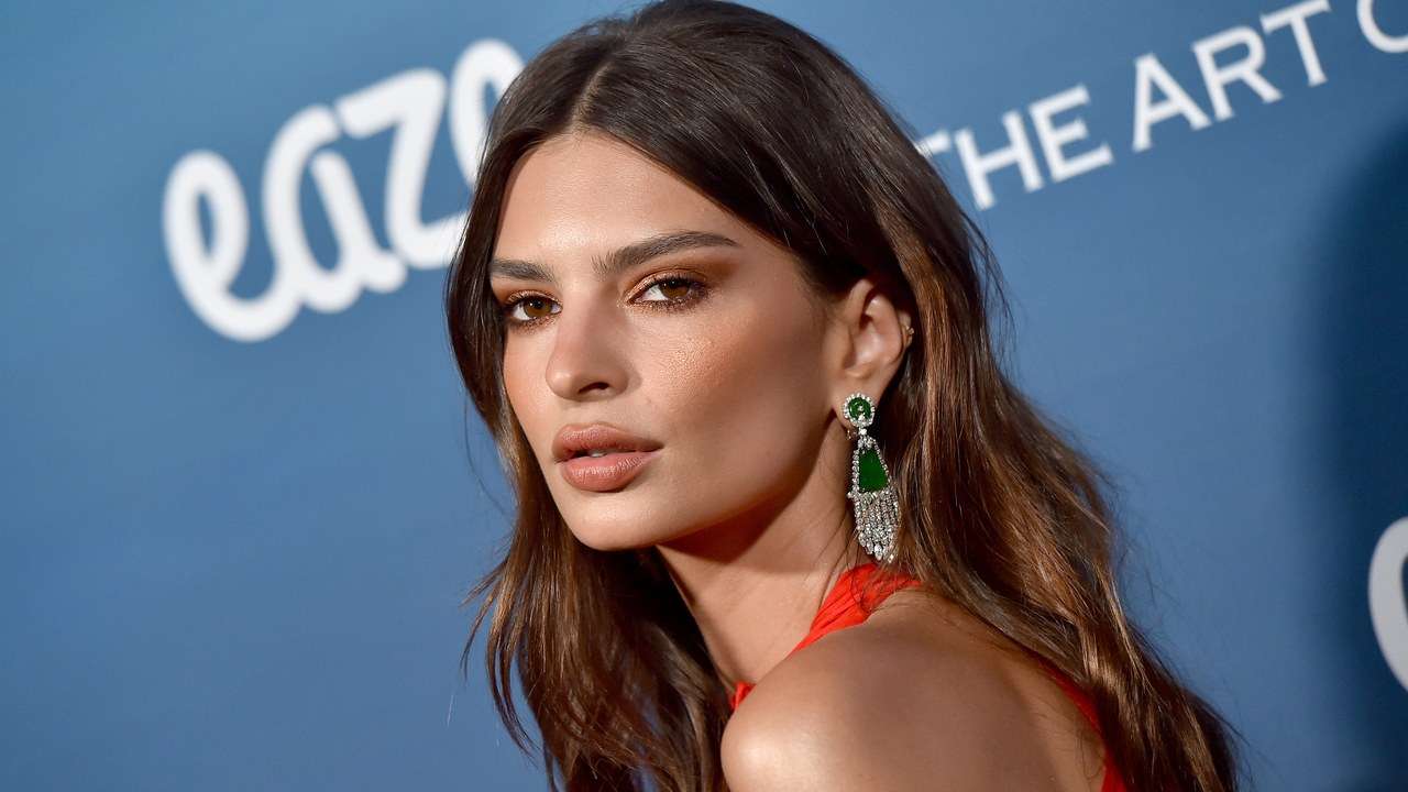 Emily Ratajkowski shfaqet lakuriq në pishinë (FOTO)