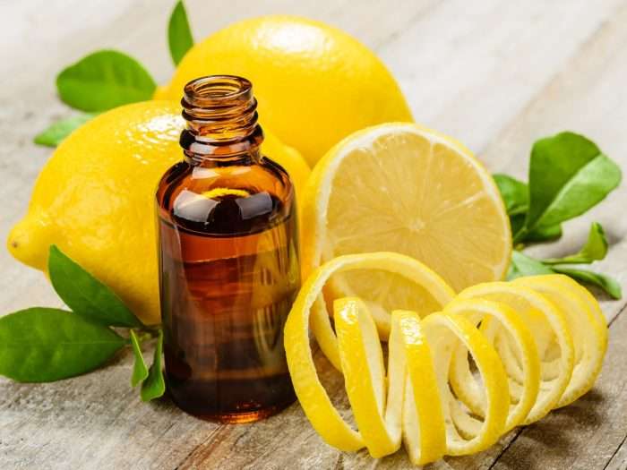 Vaji esencial i limonit ndihmon lëkurën