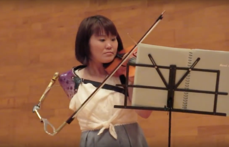 Violiniste e mrekullueshme, ndonëse pa një krah (VIDEO)