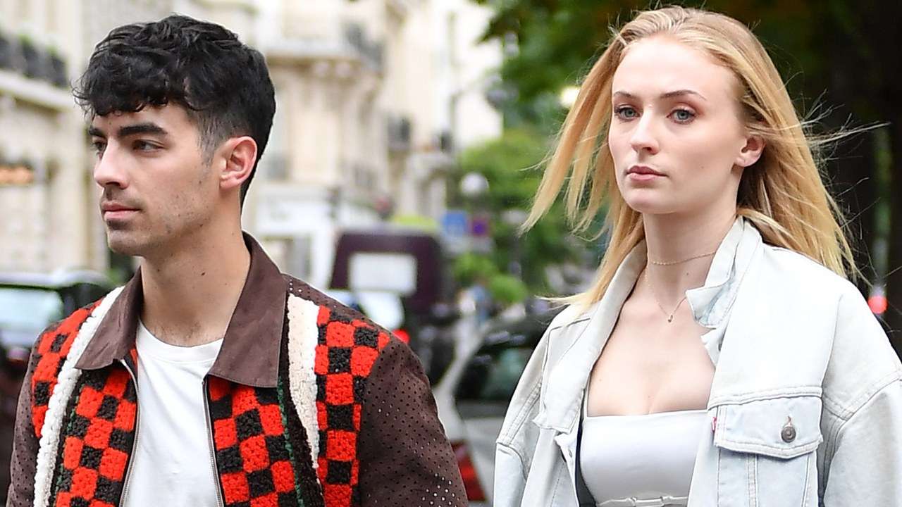 Joe Jonas dhe Sophie Turner bëjnë tatuazh qenin që ju ngordhi