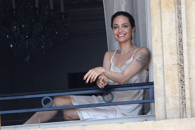 Angelina Jolie pozon me të brendshme në Paris