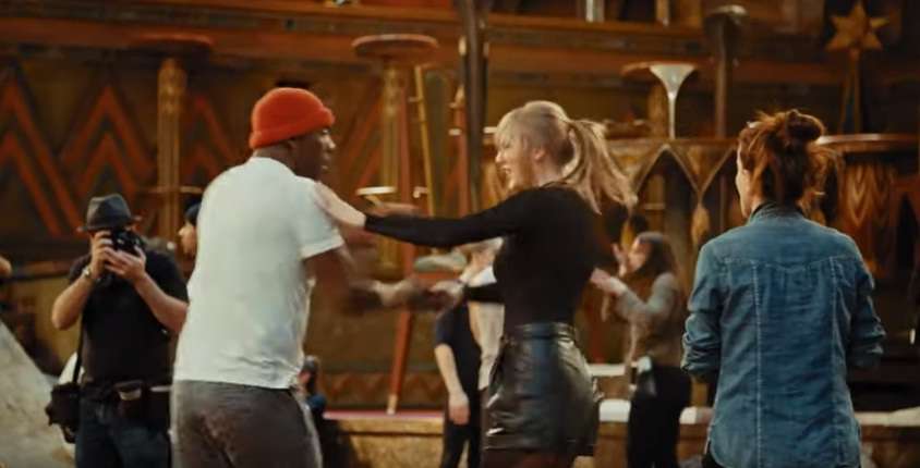 Taylor dhe Idris ushtrojnë vallëzimin së bashku (VIDEO)