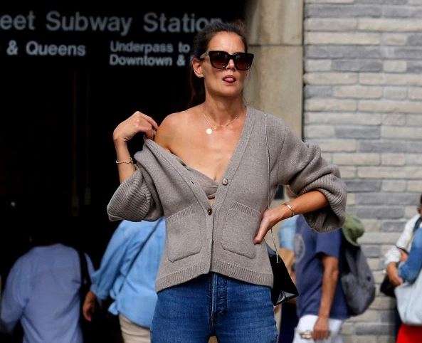 Katie Holmes tregon sutjenat 500 dollarëshe rrugëve të New Yorkut
