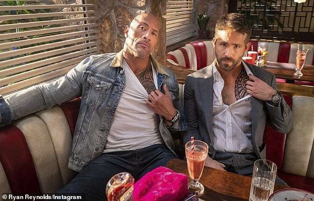 Ryan Reynolds dhe Rock Johnson me tatuazhe të ngjashme