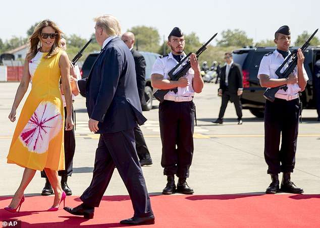 Ushtarët francezë s'i heqin dot sytë nga Melania Trump (FOTO)