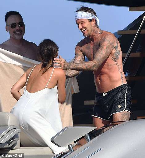 Çifti Beckham shfaqen të dashuruar në publik