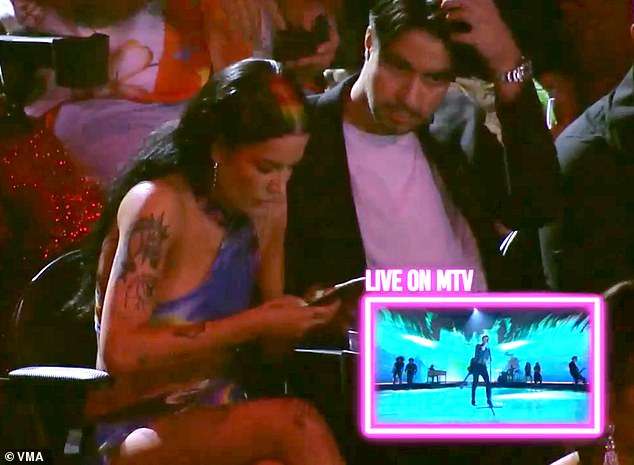 Halsey qëndronte në telefon teksa Shawn Mendes performonte në MTV VMAs