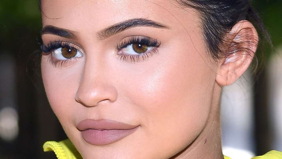 Kylie Jenner me veshje 5635 dollarëshe nga Versace shëtitet në Itali