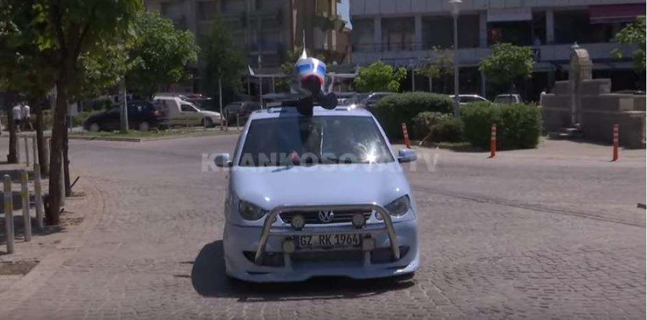 Klinasi e bën veturën me krah – me atë "shëtit" Ibrahim Rugovën, Adem Jasharin dhe miqtë ndërkombëtarë