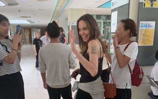 Angelina Jolie e përcolli djalin për në kolegj (VIDEO)