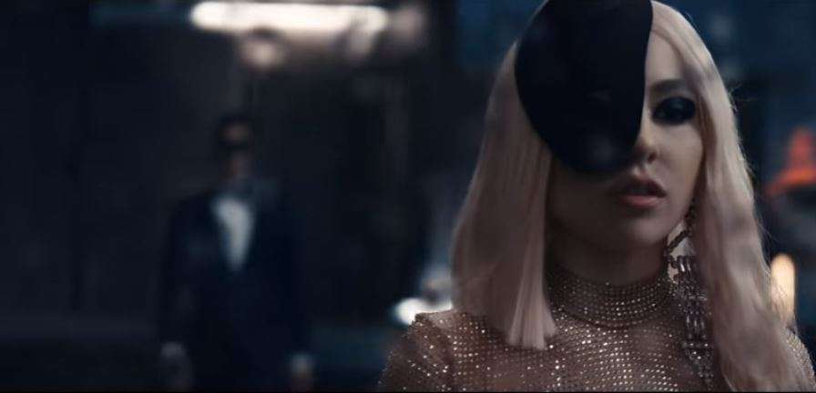 Ava Max kap burrin tradhtar në klipin e ri (VIDEO)