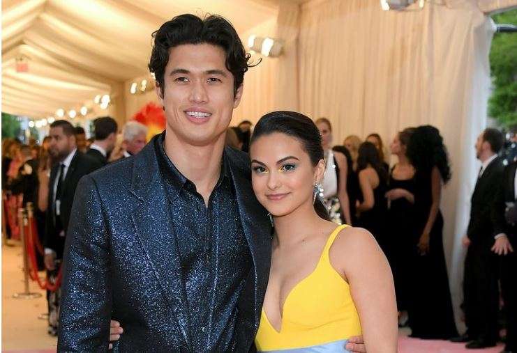 Camila Mendes dhe Charles Melton festojnë një vjetorin e lidhjes
