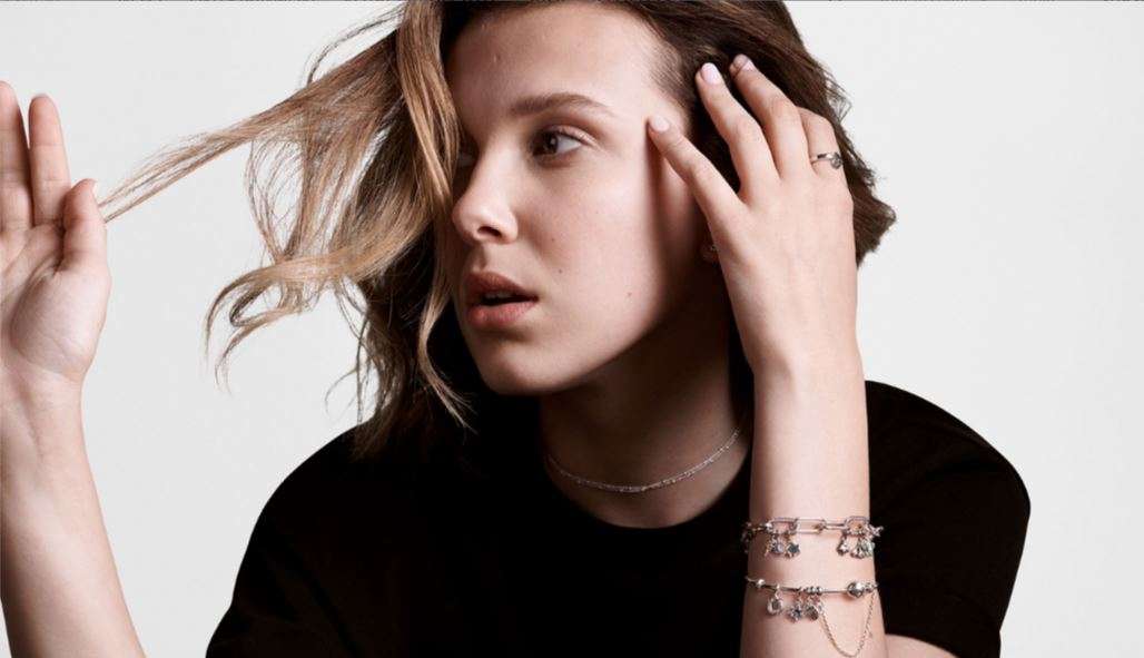 Millie Bobby Brown fytyra më e re e Pandoras