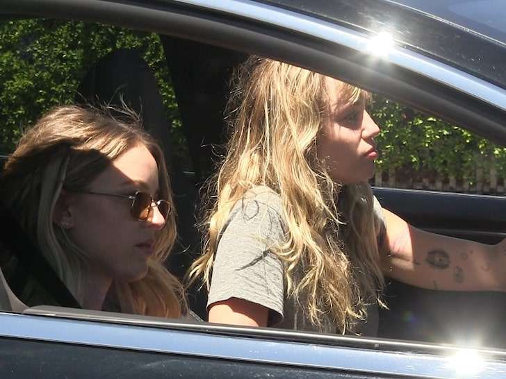 Miley kthehet pas pushimeve në Itali, sërish në shoqërinë e Kaitlynn Carter