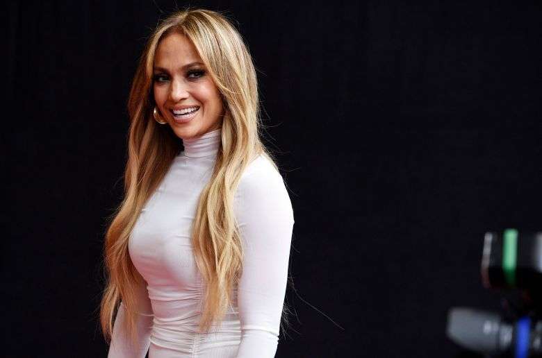 Flokët e Jennifer Lopez do t`ju bindin që “t`i fusni gërshërët“ flokëve tuaj!