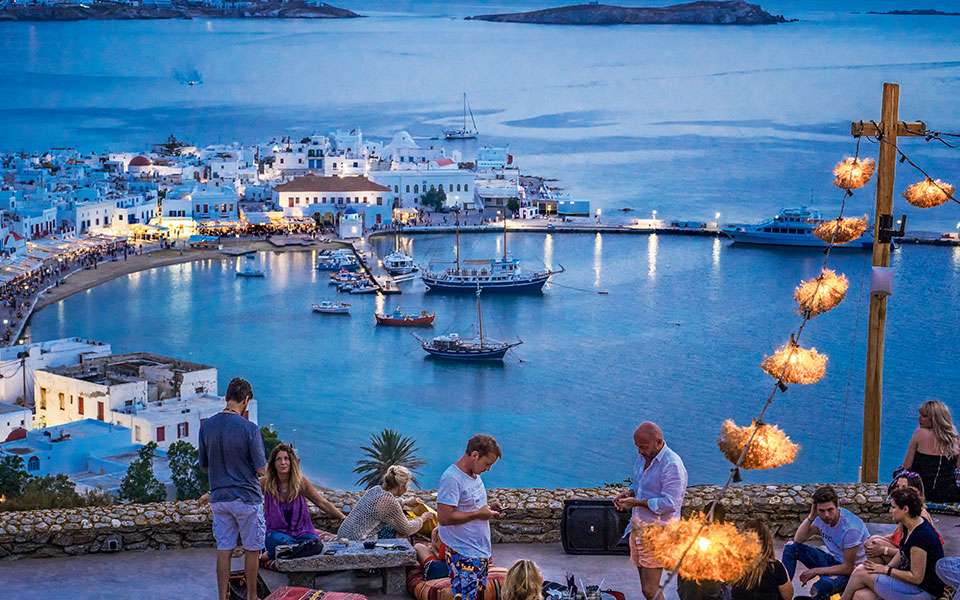 Nga peshkatarët te pasanikët - Mykonos, ishulli grek ku paraja dhe shampanja derdhen lumë