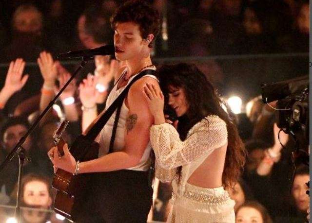 Reagimet e të famshmëve kur Camila Cabelo dhe Shawn Mendes nuk u puthën në skenën e MTV VMA