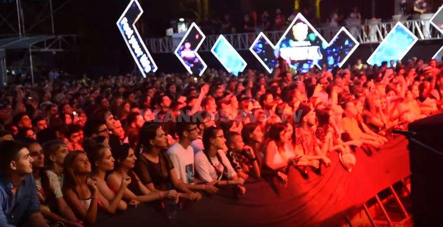 Miley Cyrus elektrizoi festivalin "Sunny Hill" (VIDEO)