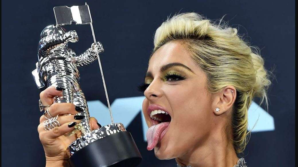 Bebe Rexha për herë të parë merr çmim në MTV VMAs (VIDEO)