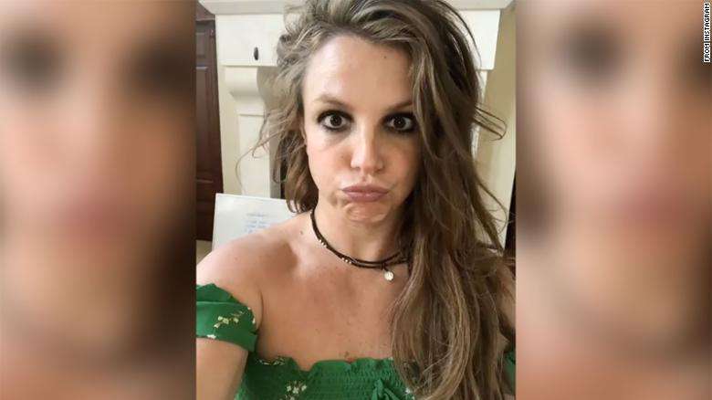 Britney Spears ndryshon sërish ngjyrën e flokëve (VIDEO)
