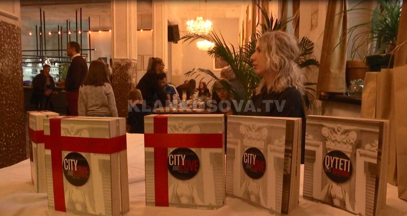 Eliza Hoxha risjell librin "Qyteti dhe Dashuria", tash anglisht (VIDEO)