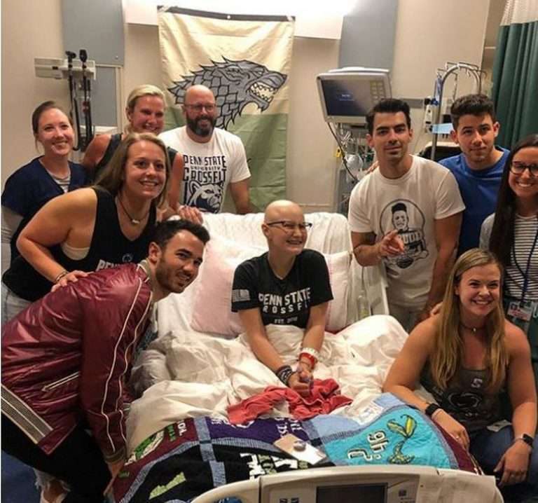 Vëllezërit Jonas vizitojnë në spital fansen që mungoi në koncert
