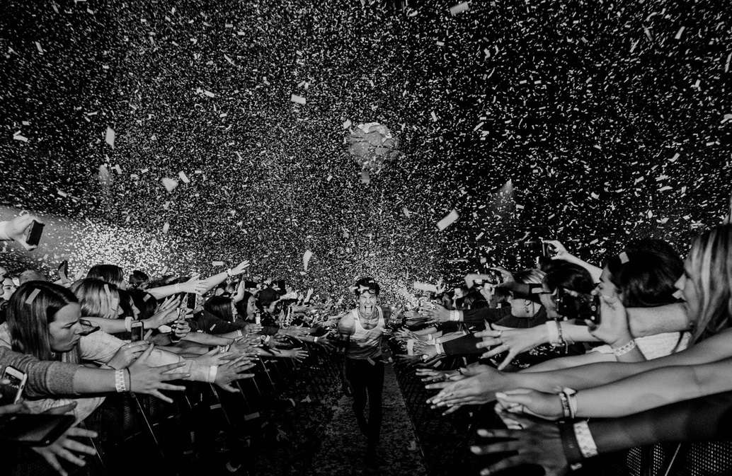Shawn Mendes surprizon publikun pasi ftoi në skenë të dashurën e tij (FOTO)