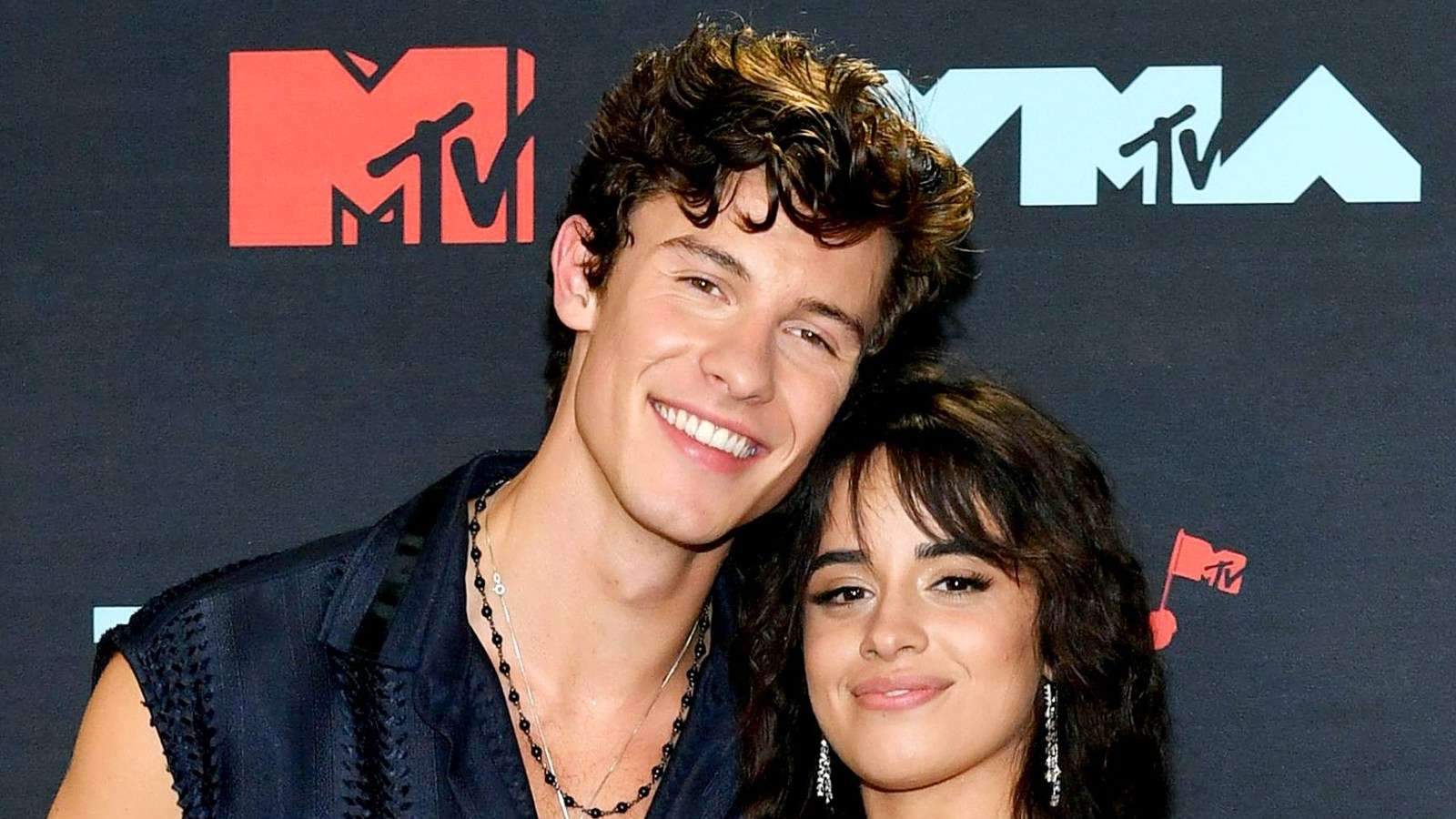 Shawn Mendes iu përgjigjet fansave kur e pyesin ‘a je i dashuruar?’