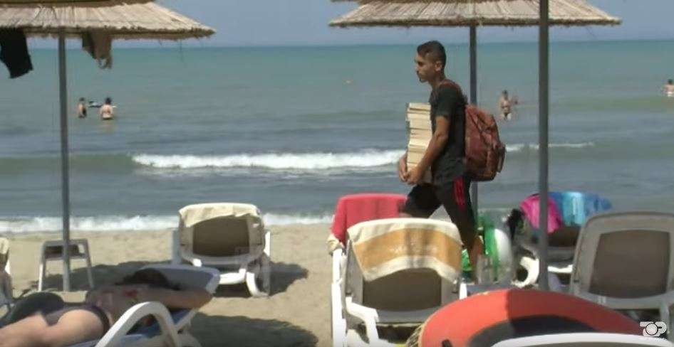 Shet libra në plazh, njihuni me 18 vjeçarin që është në kërkim të pushuesve që lexojnë
