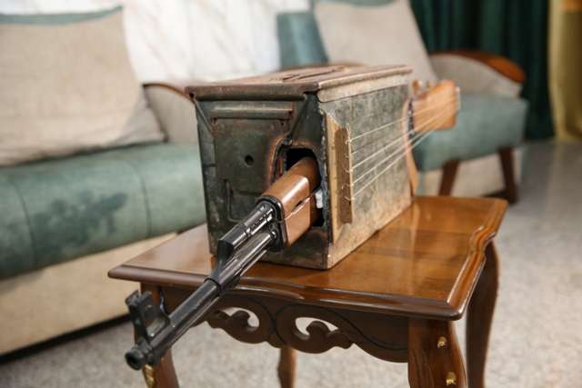 Mësuesi irakian e shndërron kallashnikovin në instrument muzikor (FOTO)