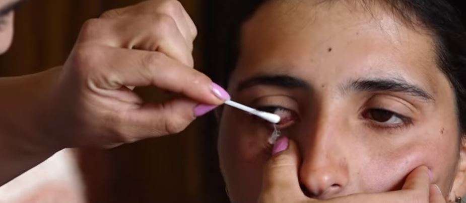 Vajza që nxjerr kristale në vend të lotëve, i çudit mjekët (VIDEO)
