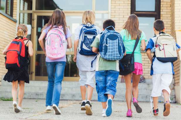 Shumica e prindërve mendojnë se pushimet verore të fëmijëve janë shumë të gjata